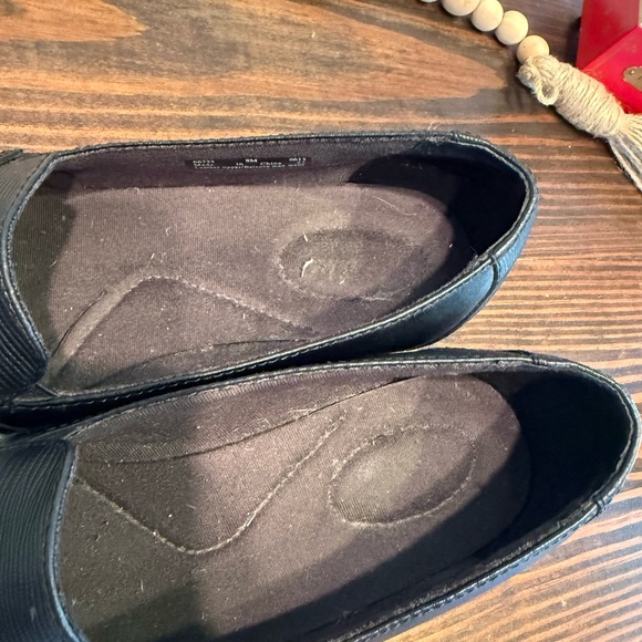 Clarks Black Leather Loafer Heels Classic Comfort Work Shoe Size 8 career - Picture 4 of 8